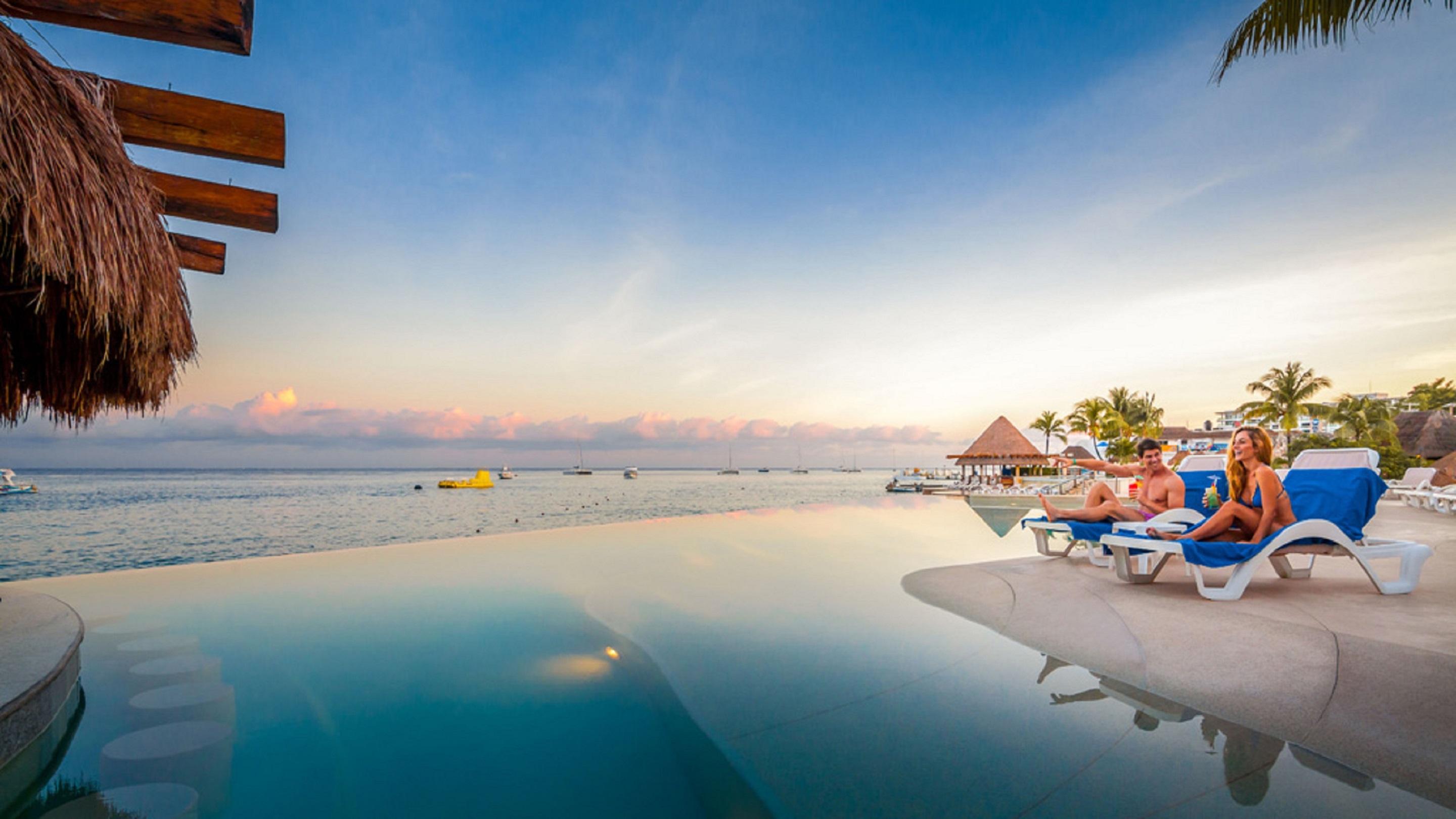 Grand Park Royal Cozumel Otel Dış mekan fotoğraf Infinity pool at a resort in Cancun, Mexico
