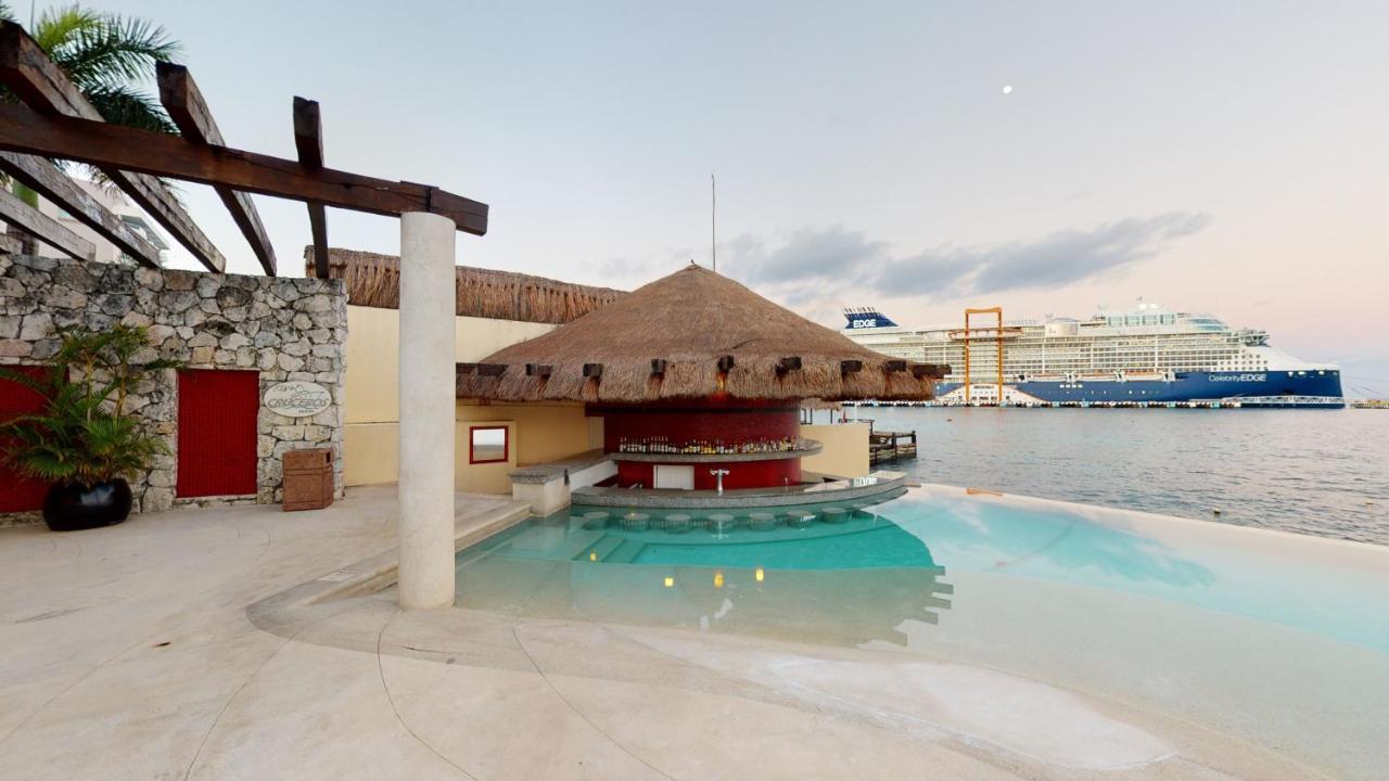 Grand Park Royal Cozumel Otel Dış mekan fotoğraf The swim-up bar at the Grand Palladium Resort & Spa, Cancun