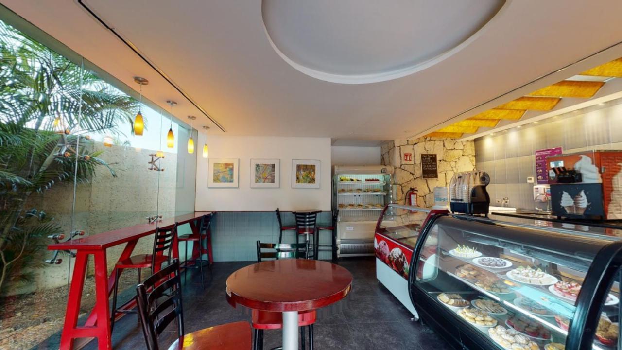 Grand Park Royal Cozumel Otel Dış mekan fotoğraf A pastry shop in Mexico City